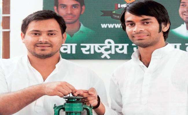 laluyadavssonstejaswitejprataptrailinginbiharelections